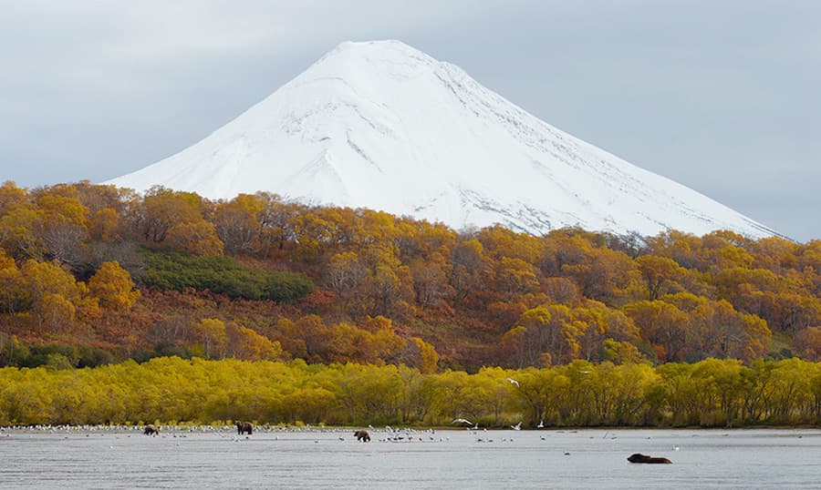 庫里爾斯寇耶湖對岸的伊林斯基火山